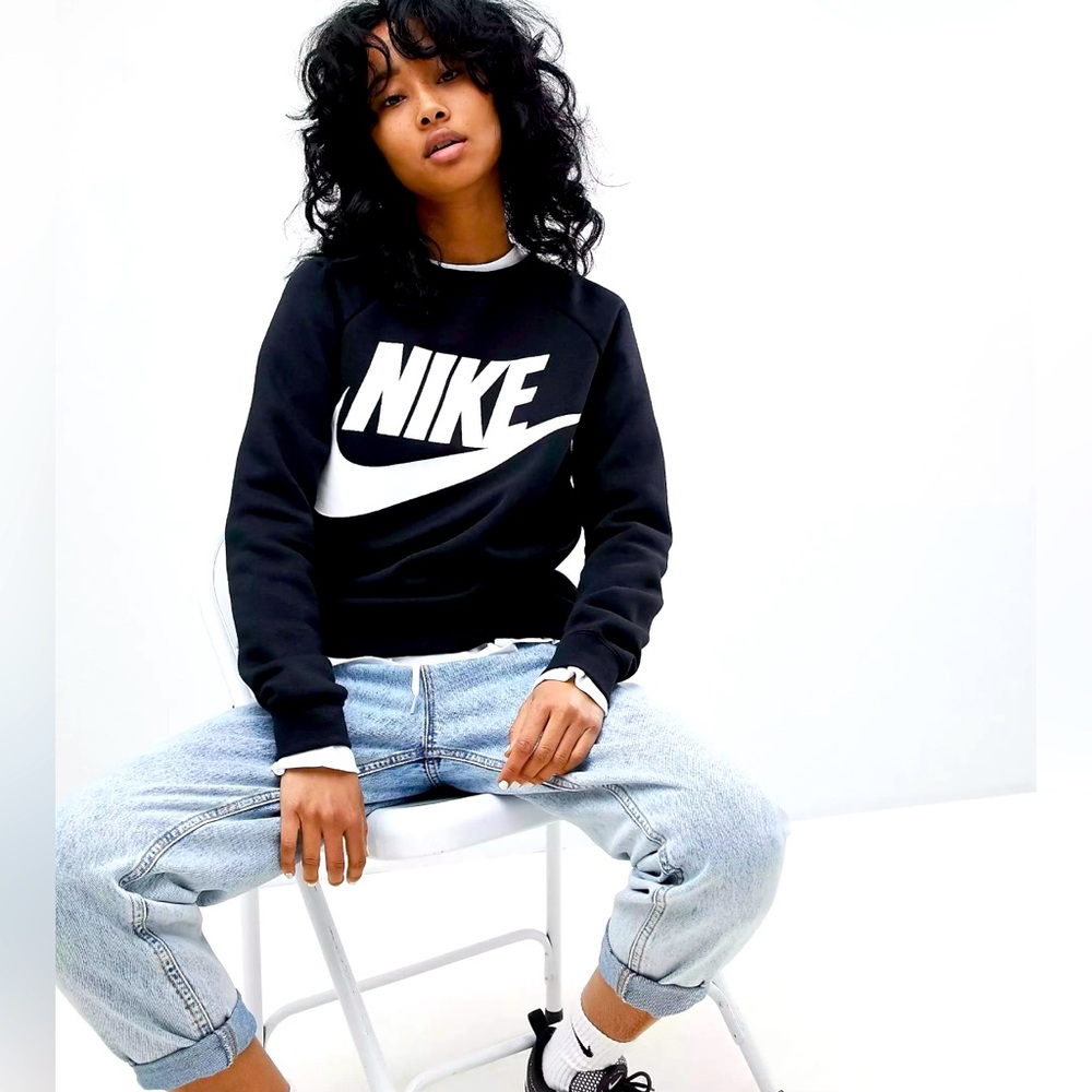 Nike Rally crewneck sweatshirt. Womens Medium. Great condition, no tags. ✨🖤✨